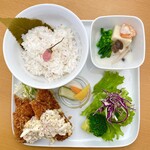 木更津のカフェ marone - チキンフライ　ピンクのタルタルソース添え（さくらごはん）