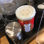 牛骨らーめん 平廉 - 卓上の調味料などです