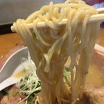 牛骨らーめん 平廉 - 麺は中細で喉ごし良く、カラみもまあまあ