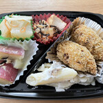 マクロビオティック カフェ エヴァ ダイニング - 山芋の牡蠣フライもどきと日替り惣菜　４８６円
　　　　　　　　　　　　　ナチュ村さんで購入