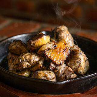 北海道の新得地鶏の炭火焼が看板料理です！