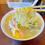 六花 - 中太の縮れ麺