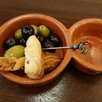 葡萄牙料理 ピリピリ - オリーブ２種とおつまみパン