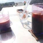 Terrace Psaras - アイスコーヒーとカフェラテ