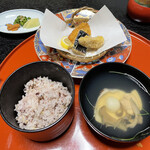 Ryouri Ryokan Okubun - 揚げ物は写真撮り忘れ。量はこの二倍ありました。十六穀米と、蛤のお吸い物