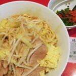 ラーメン二郎 - 汁なし半分＋ニンニク多め＋青ネギ