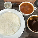 横浜ボンベイ - 上、ボンベイカレー。下、カシミールカレー