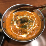 スパイスバザール アチャカナ - トマトの酸味と甘みが効いた王道バターチキンカレー！