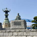 Oshokujidokoro Shinsei - すぐ近くの太助灯籠とその建立に貢献し丸亀うちわを普及した瀬山登の銅像