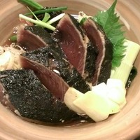 土佐料理 祢保希 銀座店 - 厚切りで香ばしい鰹のたたき、
