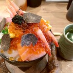 Sushi Izakaya Minato - 「海鮮やりすぎ丼」。