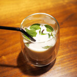 麻布Lasen - ミルクとマスカットビネガー、ノンアルコールのジン、フレッシュミント