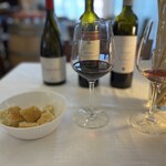 Trattoria Perla Cafe - 今日は赤のボトルを三本置いてくれた