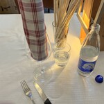 Trattoria Perla Cafe - 一人用のテーブルセティング。水は Frizzante(ガス入り) が好き