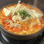 百濟 - 手作りキムチ餃子で作った美味しい鍋料理。