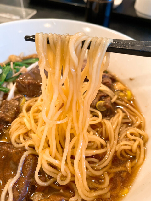 魏飯夷堂 三条店 - 【2022年02月】台湾牛肉麺セット@1,320円、麺アップ。