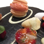 エクアトゥール - 苺とライチのマカロン