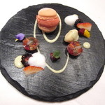 エクアトゥール - 苺とライチのマカロン