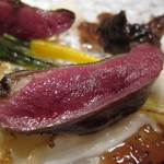 エクアトゥール - 森鳩のロースト　フォンドボーと黒トリュフのソース　スモークを効かせたエスプーマと共に