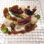 エクアトゥール - 森鳩のロースト　フォンドボーと黒トリュフのソース　スモークを効かせたエスプーマと共に