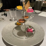 ASAHINA Gastronome - ブーダンノワールのタルト　ビーツのメレンゲ　キャビア　黄人参、みかんのラメル