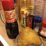 立呑み晩杯屋 - 大きめアジフライに、神戸の濃厚オリバーソースをかければ無双の味わい。お酒が進みます。