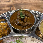 ダルバート食堂 ムスタンタカリチューロ - 山羊カレー。これがやばうま。