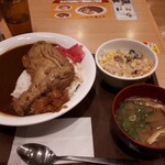 すき家 - ほろほろチキンカレー大盛りサラダセット1010円