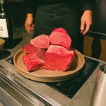 北海道焼肉 北うし - 左側は3週間と2日熟成させた知床和牛、右半分はフレッシュなびえい和牛