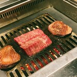 北海道焼肉 北うし - 塩焼肉 知床和牛タンと牛ハラミを焼き上げてもらう