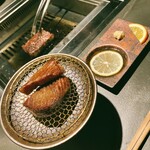 北海道焼肉 北うし - 知床和牛タン　一切れ目は出汁レモンだれでサクッといただく、ウマいわ～。　ふたくち目は橙を絞りアッサリとパクリ。　最初から置いてあった金網が載った高さのある素敵な器に出番がやって来た