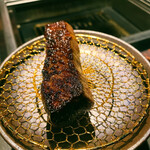 北海道焼肉 北うし - 牛ハラミ　表面はカリッとしてレアな赤肉に痺れる。山わさびとの相性がいい。