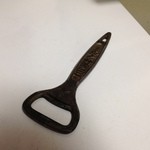 ラーメン とんかつ 忠 - ビールの冷ケース上にあった栓抜き。