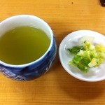 とんかつ いちかつ - お新香＆おちゃ