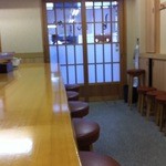 とんかつ いちかつ - コの字型のカウンターに席数２５席ほどでしょうか
      
      
      人気のお店だけあってウェイティングの椅子も１５席ほど