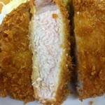 とんかつ いちかつ - お肉はしっかり筋切りしてありまして前歯で軽～く噛み切れました
                                まるでヒレ肉を食べている食感に近いですね～w
                                冷水で晒したシャキシャキキャベツの盛りも山家の１．５倍は有ろうかと
                                良い仕事していますねっ♪