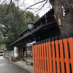 本家 西尾八ツ橋 - お店の外観。お隣は熊野神社です