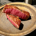 北海道焼肉 北うし - ヤバうま！　ひときれ目はワサビと岩塩で、ふた切れ目は醤油でいただく。至福...　　知床和牛のシャトーブリアン