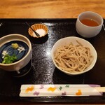 一心庵 - 最初にこちらが提供。お塩でいただく粗びき十割蕎麦はとても美味しい♪