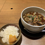 Shibetsusan Kyou Fa-Muchoku Eishibetsu Ba-Bekyu- - ラーメン（現在は2週間毎メニュー変更）
                        サラダ、ご飯、食後のコーヒー付き
                        900円
