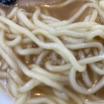 紫川ラーメン - 麺は少し細麺のちじれ