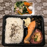 うち田惣菜店 - 料理写真:'22/03/26 シャケ弁（税込600円）＋八宝菜（同300円）