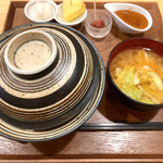 奏す庵 - ワセカツ！丼 大盛り ¥1,000＋0(サービス)  うすカツ3枚、あつカツ2枚が乗っています。ソースかつの厚いものは食べたことがありませんでしたが、やはり薄い方がご飯とのバランスよく感じました。