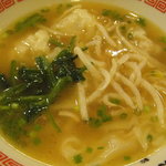 旺仔餃子 - ラーメンのように見えますが、ワンタンです