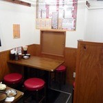 Uwasanokono Kushi Katsu Ano Oden Hakata Ekimae Kurabu - 奥にはテーブル席もあります。