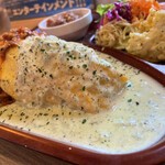 たまごの鶴田 - コチラはしらすバジルクリームソース。優しい味わいながらたっぷりのソースが嬉しい