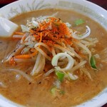 進来軒 - みそラーメン(七味唐辛子いっぱい)