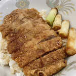 東華 - パイコウ(豚肉の竜田揚げ)には甘辛いタレが掛かっています。美味しいねぎ焼き付き。