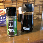 うなぎ町 - 卓上に山椒とタレ