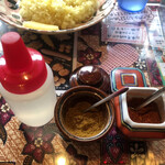 マジックスパイス 東京下北沢店 - 左からライムレモン酢、カレー粉、とうがらし